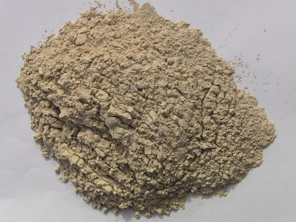 礬土性質(zhì) 礬土主要成分是氧化鋁，為煉鋁和耐火材料的主要原料。白色或灰白色，因含鐵而呈褐黃或淺紅色。密度3.45g/cm3，硬度1～3，不透明，質(zhì)脆。極難熔化，不溶于水，能溶于硫酸、氫氧化鈉溶液。 地區(qū)分布 中國(guó)鋁土礦資源比較豐富，在全國(guó)18個(gè)省、自治區(qū)、直轄市已查明鋁土礦產(chǎn)地205處，其中大型產(chǎn)地72處（不包括臺(tái)灣），主要分布在山西、山東、河北、河南、貴州、四川、廣西、遼寧、湖南等地。 投資前景 1.可用于煉鋁工業(yè)。用于國(guó)防、航空、汽車、電器、化工、日常生活用品等。 2.可用于精密鑄造。礬土熟料加工成細(xì)粉做成鑄模后精鑄。用于軍工、航天、通訊、儀表、機(jī)械及醫(yī)療器械部門。 3.可用于耐火制品。高鋁礬土熟料耐火度高達(dá)1780℃，化學(xué)穩(wěn)定性強(qiáng)、物理性能良好。 4.硅酸鋁耐火纖維。用于鋼鐵、有色冶金、電子、石油、化工、宇航、原子能、國(guó)防等多種工業(yè)，消防人員可用耐火纖維布做成衣服。 5.制造礬土水泥、研磨材料、陶瓷工業(yè)以及化學(xué)工業(yè)可制鋁的各種化合物。 鋁礬土磨粉制備 鋁礬土粉是選用煅燒過的熟鋁礬土礦石用雷蒙磨加工制成的細(xì)粉，粒度通常為100目-325目，在耐火材料行業(yè)得到了廣泛的應(yīng)用。通常加工的流程為先經(jīng)顎式破碎機(jī)進(jìn)行破碎，然后篩分進(jìn)入鋁礬土雷蒙磨或鋁礬土超細(xì)磨粉機(jī)中，進(jìn)行鋁礬土粉制備，使其應(yīng)用更加廣泛。
