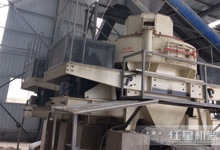兩臺新型制砂設備作業(yè)現場