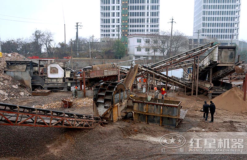 小型建筑垃圾粉碎機(jī)建筑現(xiàn)場圖